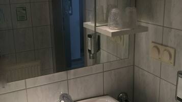 Badkamer met wastafel