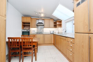 Refrigerador con freezer, microondas, horno, placa de cocina