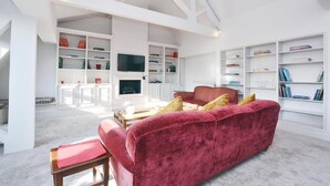 Design Penthouse | Living room | Flat-screen TV