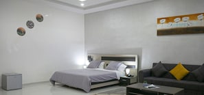 Artículos del minibar gratis y muebles diferentes