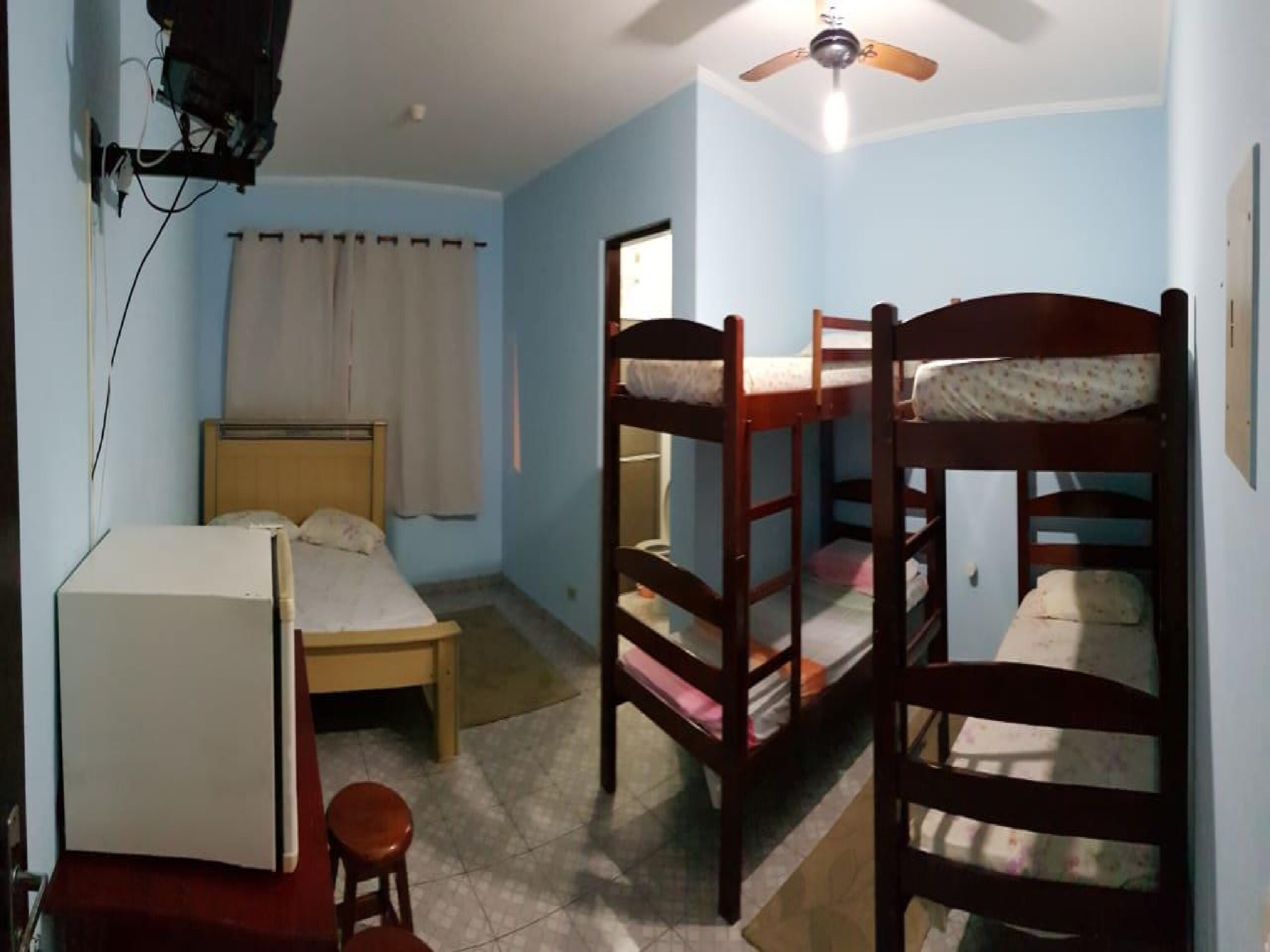 Quarto família, várias camas | Frigobar, Wi-Fi de cortesia, roupa de cama