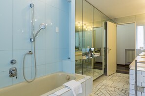 Apartment, 4 Schlafzimmer, 2 Bäder | Badezimmer | Dusche, kostenlose Toilettenartikel, Haartrockner, Bidet