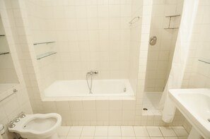 Appartement, 2 chambres, cuisine | Salle de bain | Serviettes fournies