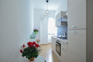 Apartment, 3 Bedrooms, 2 Bathrooms | Private kitchen | Microwave, coffee/tea maker, cookware/dishes/utensils