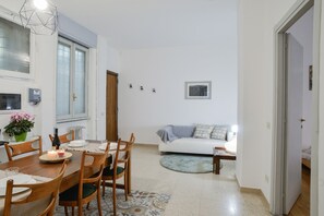 Apartment, 3 Bedrooms, 2 Bathrooms | Living area