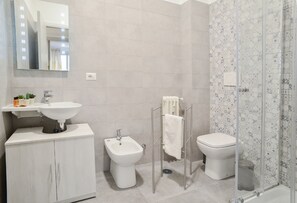 Apartemen, 3 kamar tidur, 2 kamar mandi | Kamar mandi | Shower dan handuk