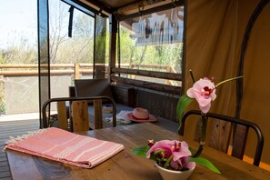 Comfort-Zelt, 2 Schlafzimmer (Kenya Plus) | Wohnbereich