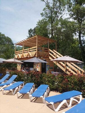 Déjeuner et dîner servis sur place