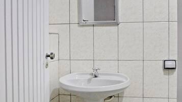 Triple Room, Multiple Beds | Bathroom | Shower, towels