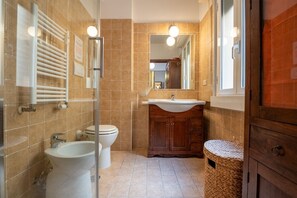 Apartment, 1 Bedroom, Balcony | Bathroom | Shower, hair dryer, bidet, towels - Rialto Apartment Sistine Chapel (Rome)