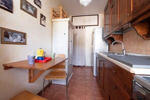Departamento, 1 habitación, balcón | Cocina privada | Refrigerador, microondas, parrilla de estufa y lavavajillas 