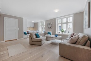 3 bedroom apartment, ground floor | Oppholdsområde | Flatskjerm-TV og DVD-spiller