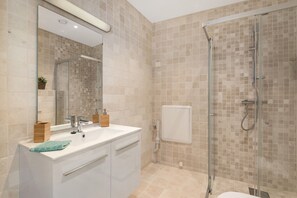 Shower, towels - Fosswinckel Apartments (Bergen)