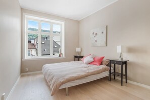 3 bedroom apartment, 1st floor | Strykejern/-brett og wi-fi (inkludert)