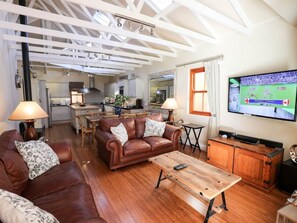 Een televisie en een open haard