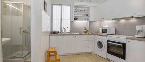 Departamento económico, 2 habitaciones | Cocina privada | Refrigerador, microondas, horno y parrilla de estufa