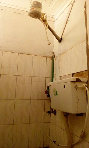 Enkeltværelse | Badeværelse | Bruser, håndklæder, Sæbe, Toiletpapir