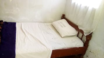 Single Room | Desk, bed sheets