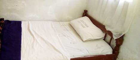 Escritorio y ropa de cama