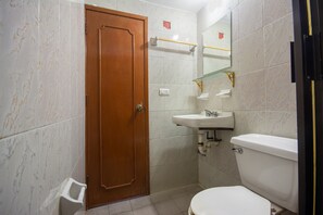Standard Room, 2 Queen Beds | Bathroom | Shower, towels, soap - OYO Hotel El Arabe, Xalapa-Enríquez (Xalapa)