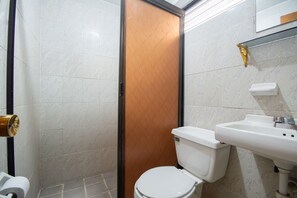 Shower, towels, soap - OYO Hotel El Arabe, Xalapa-Enríquez (Xalapa)