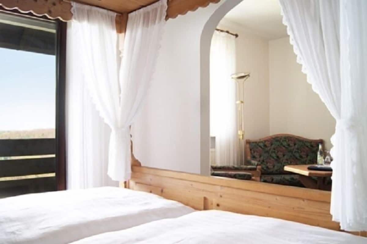 Ropa de cama hipoalergénica, minibar, escritorio