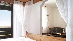 เครื่องนอนป้องกันสารก่อภูมิแพ้, มินิบาร์, โต๊ะทำงาน, เตารีด/โต๊ะรีดผ้า