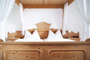 Hypo-allergenic bedding, minibar, desk, iron/ironing board