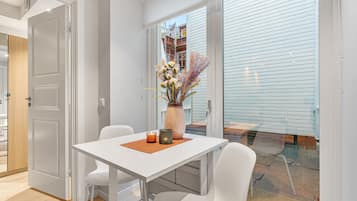 2 bedroom apartment, lower floor | Servicio de comidas en la habitación