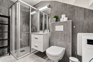 2 bedroom apartment, lower floor | Bathroom | Shower, towels - Høyden Apartments (Bergen)