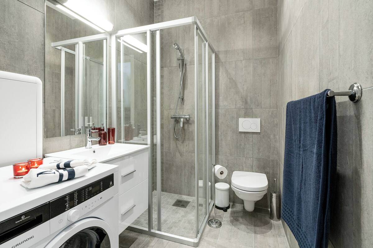 3 bedroom apartment, 1st floor | 욕실 | 샤워 시설, 타월