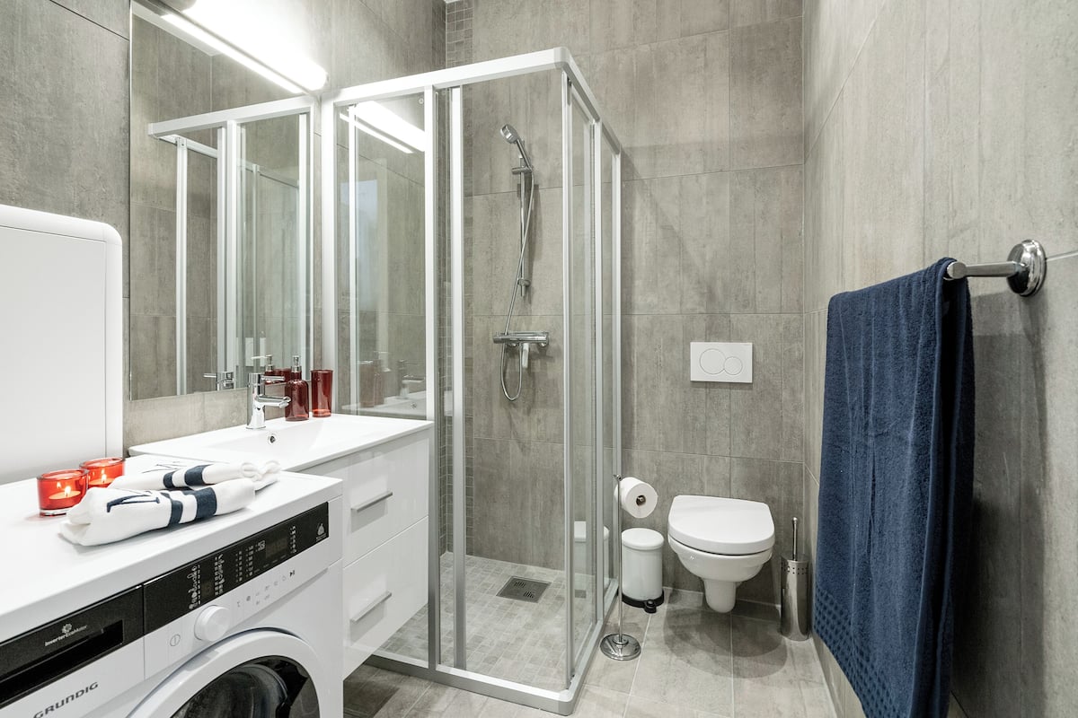 3 bedroom apartment, 1st floor | Badezimmer | Dusche, Handtücher