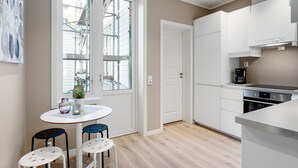 2 bedroom apartment, ground floor | 専用キッチン | コーヒー / ティーメーカー、冷蔵庫、オーブン、コンロ