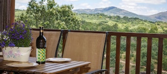 I Medium kan du nyte en stor terrasse med grill og en liten uteplass foran