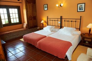 Habitación con 1 cama matrimonial o 2 individuales | Ropa de cama de alta calidad, edredón y camas Select Comfort 