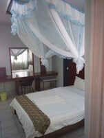 Habitación estándar | Escritorio, cortinas opacas, wifi gratis y ropa de cama