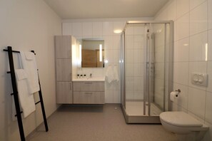 Shower, hair dryer, towels, soap - Nortia Apartments (Hrunamannahreppur)