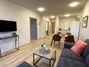 Apartamento, 1 quarto, vista para o jardim | Área de estar | Smart TV 42 polegadas com canais a cabo, TV, Netflix