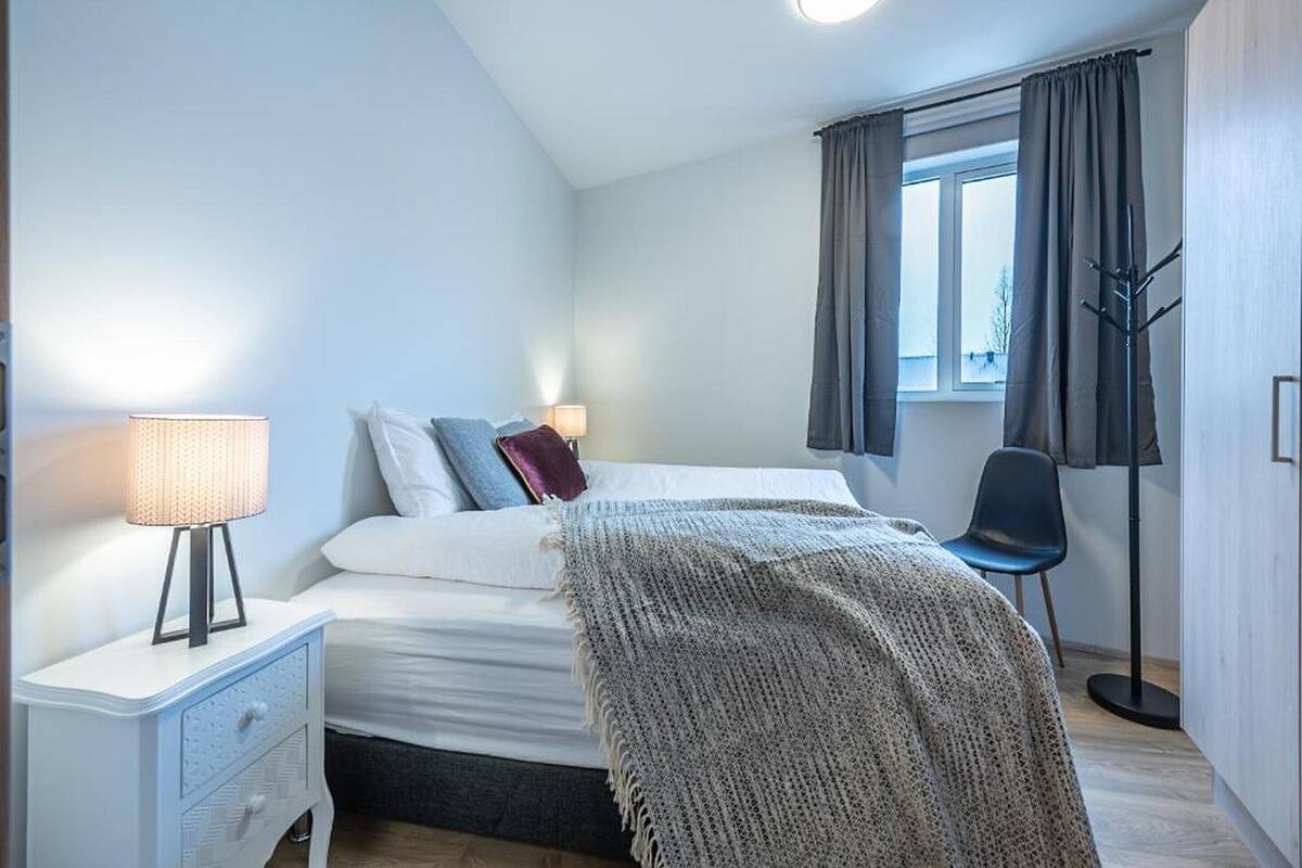 Hypo-allergenic bedding available, desk, laptop workspace