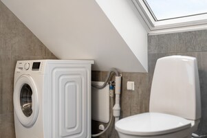 1,5 bedroom loft apartment | Badezimmer | Dusche, Handtücher