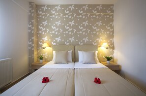 3 chambres, coffres-forts dans les chambres, fer et planche à repasser