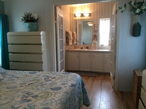 3 bedrooms, iron/ironing board, WiFi, bed sheets - Walk to the Beach at Nettles Island 4 bed/2 bath sleeps 8 (Jensen Beach)