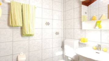 Douche, sĂšche-cheveux, serviettes fournies, papier toilette