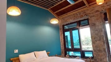 Phòng Deluxe | Bàn, màn/rèm cản sáng, phòng cách âm