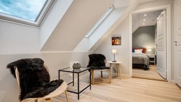 Apartamento, 3 habitaciones (3rd Floor apt 6) | Sala de estar | Smart TV de 42 pulgadas con canales digitales, una televisión