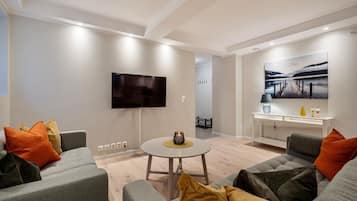 Apartamento, 3 habitaciones (Ground Floor, apt 1) | Sala de estar | Smart TV de 42 pulgadas con canales digitales, una televisión