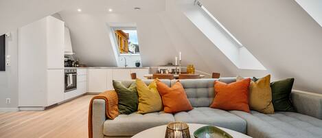 Apartemen, 3 kamar tidur (3rd Floor apt 6) | Ruang keluarga | Smart TV 42-inci dengan saluran TV digital dan TV