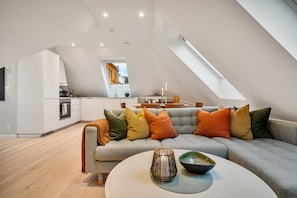 Apartment, 3 Bedrooms (3rd Floor apt 6) | Living room | 42-inch Smart TV with digital channels, TV - Keyser Apartments 8 (Bergen)