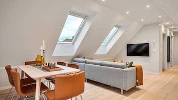 Leilighet, 3 soverom (3rd Floor apt 6) | Oppholdsområde | En 42-tommers smart-TV med digitale kanaler samt TV