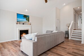 Smart-TV, peis, bøker og printere